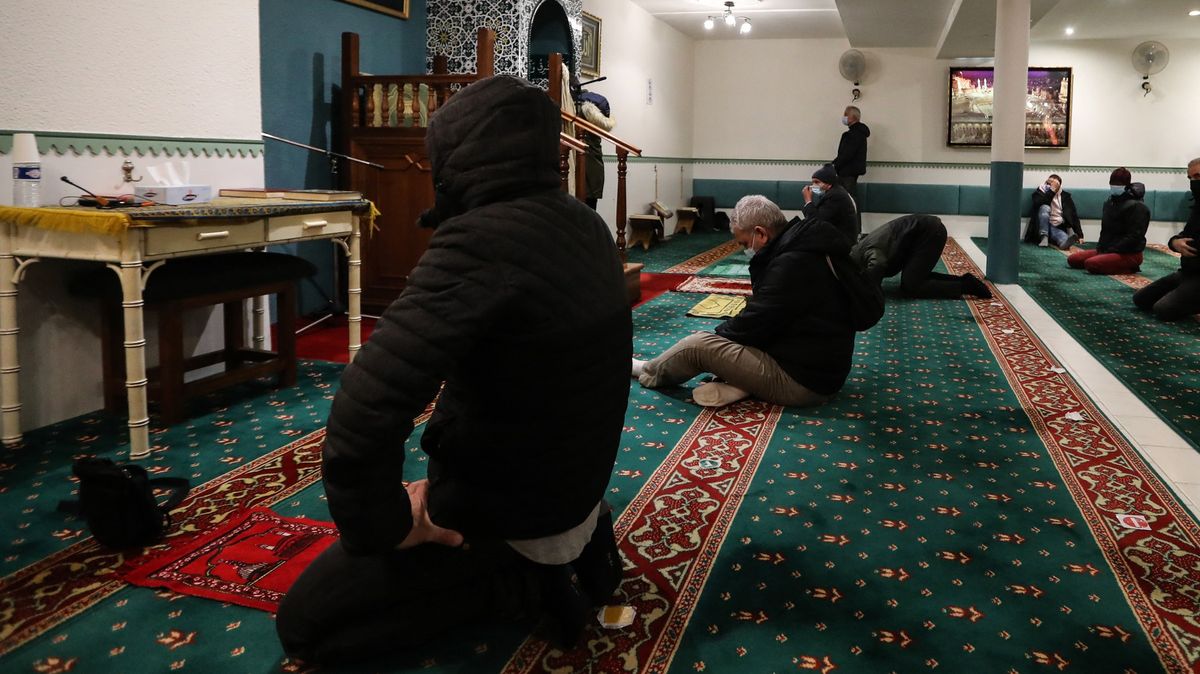 Reportáž z Cannes, kde muslimům zavřeli mešitu. A tak se modlí v garážích
